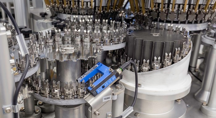 Naast afstandssensoren en fotocellen zit de modulaire machine ook barstensvol vorksensoren voor productdetectie.