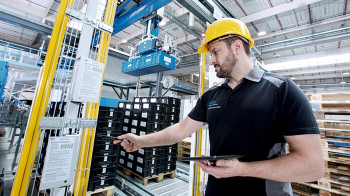 muž žlutá helma safety obrázek