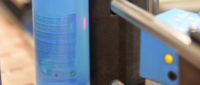 Le faisceau du Glare Sensor détecte parfaitement la brillance de l'étiquette