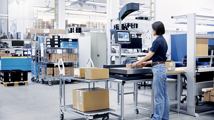 Les concepts de track and trace et de traçabilité sont deux stratégies différentes mais complémentaires, essentielles dans l'industrie et la logistique