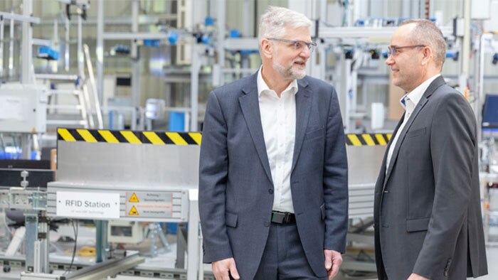 Echanges d'informations entre Manfred Pierl (à gauche), Directeur des ventes Grands Comptes internationaux, SICK Vertriebs-GmbH et Manfred Haberer (à droite), équipe Start-up-Initiative Connectivity / Middleware chez SICK