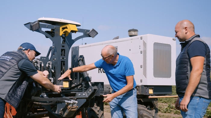 SICK closely supported Agrointelli in integrating the safeRS3, as people work on the autonomous agricultural vehicle from the initial design phase through to the final field tests.