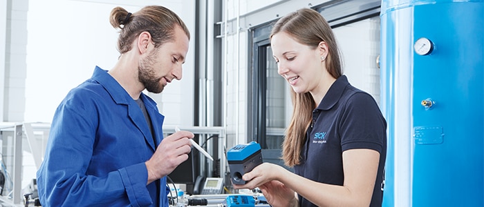 Técnicos analizando un nuevo producto de SICK