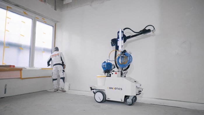 A clear division of labor on the construction site: the robot ensures consistent, reproducible surface performance, while people focus on the detail work.