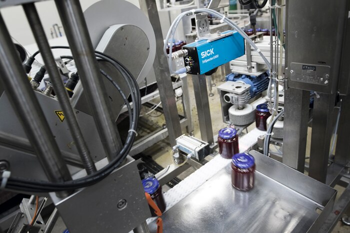 Trispector_kontrol_af_marmeladeglas_paa_Fynbo_food