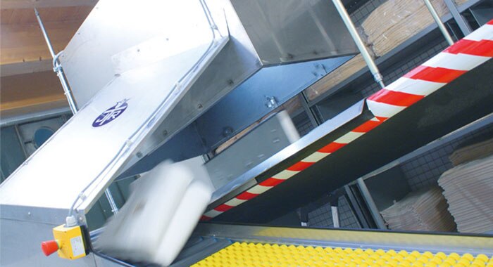 Le pousse-serviettes se déplace très rapidement et redirige le textile. Le système de caméra et la lampe inclinée sont installés dans le coffre en tôle.