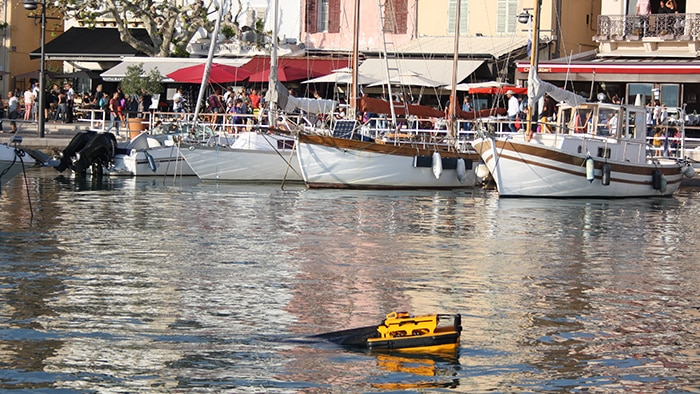 Découvrez le Jellyfishbot de IADYS, robot autonome collecteur de déchets flottants et hydrocarbures aquatiques