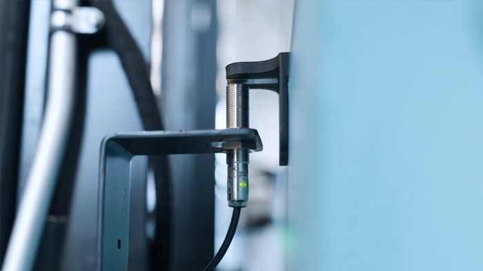 Inductive sensor mounted on the vehicle